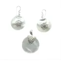 set en argent et nacre,soit un paire de boucles d'oreilles et un pendentif pour 169 francs.-bijouxbijoux.ch