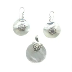 set en argent et nacre,soit un paire de boucles d'oreilles et un pendentif pour 169 francs.-bijouxbijoux.ch