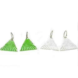 très jolies boucles d'oreilles en 5 couleurs différentes pour 10.- la paire